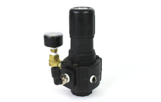 Dayton 4ZM21 Pneumatic Regulator, 300 PSI w/ Air Pressure Gauge - Image 4